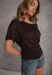 Brązowa Nietoperzowa Bluzka z Wiskozy na Jedno Ramię z Marszczeniem w Talii Ariciane. Brązowe koszule damskie Renee, bez wzorów, z tkaniny, z asymetrycznym kołnierzem, bez ramiączek. Za 89.99 zł.