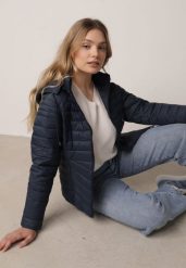Granatowa Klasyczna Kurtka Przejściowa z Pikowaniem i Odpinanym Kapturem Pretiella. Niebieskie kurtki damskie Born2be, l, z aplikacjami, z materiału. Za 99.99 zł.