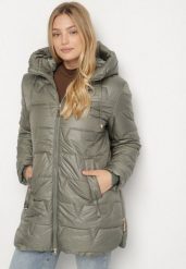 Zielona Pikowana Kurtka o Prostym Kroju z Kapturem Nalarea. Zielone kurtki damskie Born2be, plus size, bez wzorów, z dzianiny, z kapturem. Za 179.99 zł.
