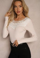 Jasnoróżowa Bluzka z Bawełnianego Prążkowanego Materiału w Paski z Koronką przy Dekolcie Arcolia. Czerwone t-shirty i topy dla dziewczynek Renee, z aplikacjami, z bawełny, bez ramiączek. Za 49.99 zł.