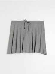 Wiskozowa spódnica mini z dekoracyjną kokardką - szary. Szare spódnice damskie Sinsay, l, bez wzorów, z wiskozy, mini. Za 39.99 zł.