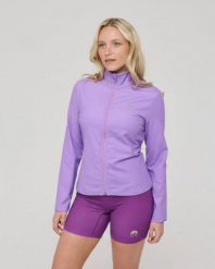 Kurtka Infinite Cropped Zipped – fioletowa. Fioletowe kurtki damskie OOSC, na zimę, l, bez wzorów, z materiału, bez kaptura, na fitness i siłownię. Za 245.99 zł.