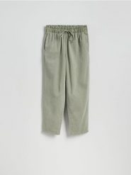 Bawełniane spodnie jogger - jasnozielony. Zielone spodnie materiałowe damskie Reserved, l, bez wzorów, z bawełny. W wyprzedaży za 79.99 zł.