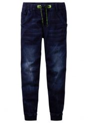 Dżinsy dresowe mid waist z wygodnym paskiem o kroju regular fit. Niebieskie jeansy dla chłopców bonprix, z dresówki. Za 124.99 zł.