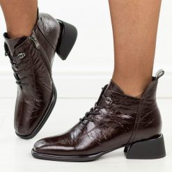 Brązowe skórzane botki damskie Filippo Dbt8131/26. Brązowe botki damskie Filippo, na jesień, z dzianiny, eleganckie, z okrągłym noskiem, bez obcasa, na obcasie, bez zapięcia. Za 439.00 zł.