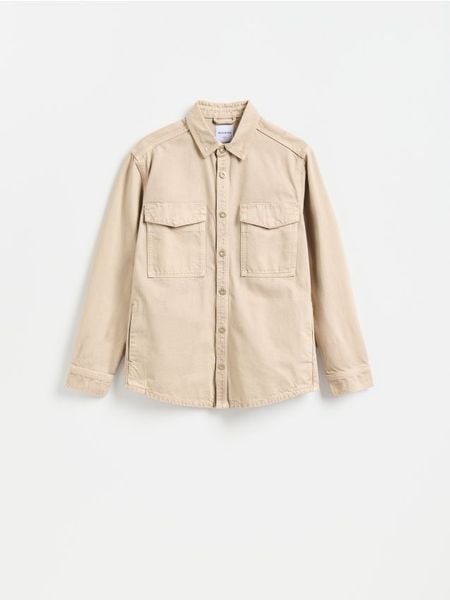 Jeansowa koszula regular fit - beżowy. Brązowe koszule męskie Reserved, l, bez wzorów, z denimu, bez kołnierzyka, bez ramiączek. Za 149.99 zł.