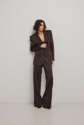 Klasyczne spodnie o prostym kroju w kolorze DARK BROWN - FORTH-XS. Brązowe spodnie materiałowe damskie Marsala, l, bez wzorów, z elastanu. Za 399.90 zł.