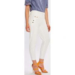 Guess Jeans - Jeansy Curve x High. Jeansy damskie marki Guess Jeans. W wyprzedaży za 359.90 zł.