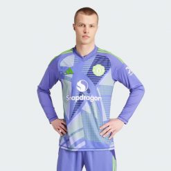Koszulka Manchester United 24/25 Long Sleeve Goalkeeper. Fioletowe koszulki sportowe męskie Adidas, xl, bez wzorów, z materiału, bez kołnierzyka, bez ramiączek, do piłki nożnej. Za 499.00 zł.
