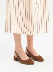Brązowe czółenka slingback bez pięty. Brązowe czółenka damskie Ryłko, bez wzorów, ze skóry, bez obcasa, na obcasie, bez zapięcia. Za 379.99 zł.