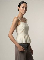 Bluzka na ramiączkach z falbanami i wiskozą - żółty. Żółte bluzki damskie Sinsay, l, bez wzorów, z wiskozy, bez kołnierzyka, bez ramiączek. Za 39.99 zł.