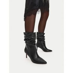 Botki Nine West. Czarne botki damskie Nine West, bez obcasa, na szpilce, bez zapięcia. Za 299.99 zł.