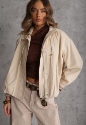 Beżowa Oversizowa Kurtka Przejściowa o Kroju Bombki z Bawełny i Wiskozy Birana. Brązowe kurtki damskie Renee, l, bez wzorów, z bawełny, z kapturem. Za 179.99 zł.