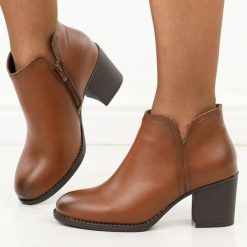 Brązowe skórzane botki damskie na obcasie M.Daszyński Ol60-1. Brązowe botki damskie M.Daszyński, na jesień, z dzianiny, eleganckie, z okrągłym noskiem, bez obcasa, na obcasie, bez zapięcia. Za 299.00 zł.
