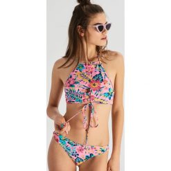 Dwuczęściowy strój kąpielowy ze wzorem - Wielobarwn. Różowe bikini damskie marki Sinsay. Za 49.99 zł.