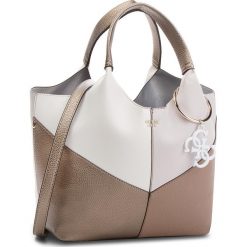 Torebka GUESS - HWCB68 65060 TAUPE MULTI. Torby na ramię damskie marki Guess. W wyprzedaży za 409.00 zł.