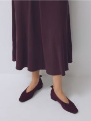 Zamszowe baleriny z marszczeniem - mahoniowy. Brązowe baleriny damskie Reserved, bez wzorów, z zamszu, bez obcasa. Za 299.99 zł.
