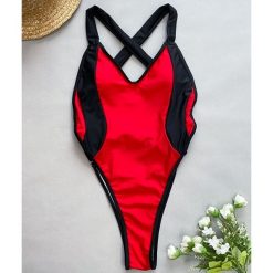 Strój kąpielowy jednoczęściowy z krzyżującymi ramiączkami odporny na chlor Otylie. Czerwone kostiumy jednoczęściowe damskie Intica, s, bez wzorów, z materiału, do pływania. Za 159.00 zł.