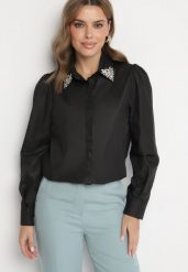 Czarna Klasyczna Koszula Ozdobiona Cyrkoniami Ariliana. Czarne bluzki damskie Born2be, m, bez wzorów, z jeansu, klasyczne, bez kołnierzyka, bez ramiączek. Za 129.99 zł.