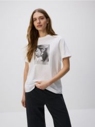 Bawełniany t-shirt z nadrukiem - biały. Białe t-shirty damskie Reserved, l, bez wzorów, z bawełny, bez kołnierzyka. W wyprzedaży za 19.99 zł.