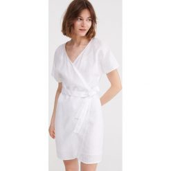Lniana kopertowa sukienka - Biały. Sukienki damskie Reserved. Za 179.99 zł.