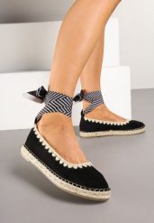 Czarne Espadryle ze Wzorzystym Wiązaniem Przy Kostce Zdobione Plecionką Lortevia. Czarne espadryle damskie Renee, z aplikacjami, z zamszu, boho, bez obcasa, na obcasie, bez zapięcia. Za 59.99 zł.
