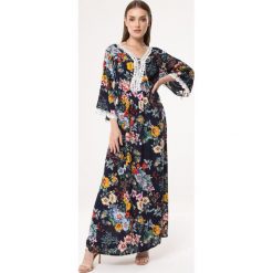 Granatowa Sukienka Men's Harbor. Niebieskie sukienki damskie Born2be, na lato, l, bez wzorów, z materiału, bez kołnierzyka, bez ramiączek, maxi. Za 59.99 zł.
