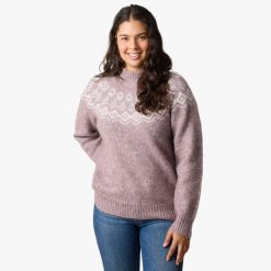 Sweter damski Swedemount Lofoten Wool Knit W. Fioletowe bluzy sportowe damskie SWEDEMOUNT, bez wzorów, z tkaniny, bez kaptura, trekkingowe. Za 249.99 zł.