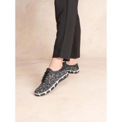 Baskets Femme Sneakers Jazaria Noir TBS. Białe obuwie sportowe damskie TBS, bez wzorów, trekkingowe. Za 379.50 zł.