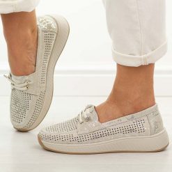 Srebrne ażurowe skórzane półbuty damskie T.Sokolski 656. Szare obuwie sportowe damskie Sokolski, na jesień, w ażurowe wzory, z jeansu, casualowe, z okrągłym noskiem, bez obcasa, na płaskiej podeszwie, bez zapięcia. Za 219.00 zł.