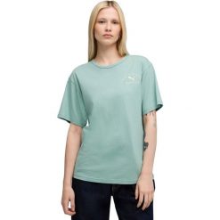 Koszulka Puma Class Relaxed Tee Light Moss, Kobiety. Niebieskie koszulki sportowe damskie Puma, bez wzorów, z bawełny, bez kołnierzyka, bez ramiączek. Za 109.00 zł.
