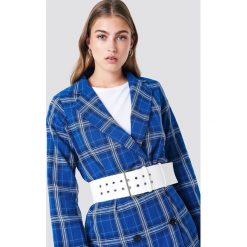 NA-KD Accessories Szeroki pasek z klamrą - White. Białe paski damskie NA-KD Accessories, w paski. Za 100.95 zł.