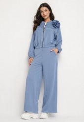 Niebieski Komplet Dresowy z Wiskozą Szerokie Spodnie i Bluza ze Stójką i Broszką Redasena. Niebieskie bluzy damskie Born2be, bez wzorów, z dresówki, bez kaptura. Za 179.99 zł.