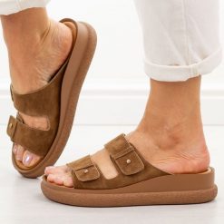 Camelowe skórzane klapki damskie Vinceza 66916. Brązowe klapki damskie VINCEZA, bez wzorów, z jeansu, casualowe, bez obcasa, na platformie. Za 219.00 zł.
