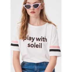 Luźna koszulka z napisem - Biały. T-shirty damskie marki Sinsay. Za 19.99 zł.