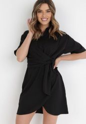 Czarna Sukienka Menelous. Czarne sukienki damskie Born2be, l, bez wzorów, eleganckie, bez kołnierzyka, bez ramiączek, mini, kopertowe. Za 119.99 zł.