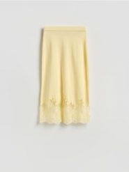 Spódnica z koronkowym dołem - jasnożółty. Żółte spódnice damskie Reserved, l, bez wzorów, z dzianiny. Za 159.99 zł.