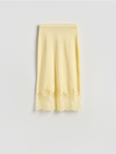 Spódnica z koronkowym dołem - jasnożółty. Żółte spódnice damskie Reserved, l, bez wzorów, z dzianiny. Za 159.99 zł.