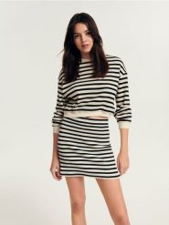 Trapezowa spódnica - czarny. Czarne spódnice damskie Reserved, l, bez wzorów, z bawełny, trapezowe. W wyprzedaży za 29.99 zł.