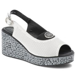 Sandały damskie S.Barski, cholewka ze skóry naturalnej licowej z perforacją z regulacją na metalową klamrę, białe, LR61-7010. Białe klapki damskie S.BARSKI, bez wzorów, ze skóry, eleganckie, bez obcasa, na koturnie. Za 189.00 zł.