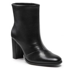 Botki Simple. Czarne botki damskie Simple, bez obcasa, na słupku, bez zapięcia. Za 469.99 zł.