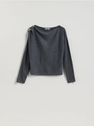 Sweter z błyszczącą aplikacją - ciemnoszary. Szare swetry damskie Reserved, l, z aplikacjami, z dzianiny, bez kołnierzyka, bez ramiączek, bez kaptura. Za 109.99 zł.