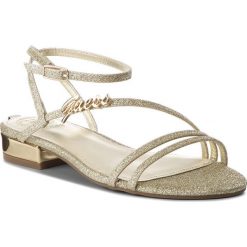 Sandały GUESS - Damonae FLDMN2 FAM03 GOLD. Żółte klapki damskie Guess, z aplikacjami, z materiału, bez obcasa, na obcasie, bez zapięcia. W wyprzedaży za 259.00 zł.