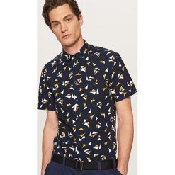 Wzorzysta koszula regular fit - Granatowy. Koszule męskie Reserved. W wyprzedaży za 69.99 zł.
