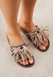 Brązowe Klapki w Stylu Boho Zdobione Frędzlami Stavania. Brązowe klapki damskie Born2be, z aplikacjami, z jeansu, boho, bez obcasa, na płaskiej podeszwie. Za 99.99 zł.