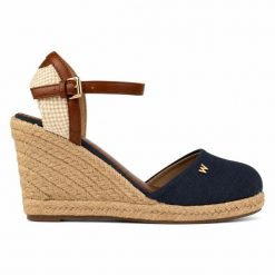 Sandały damskie do chodzenia BRAVA WOMEN WEDGE. Brązowe sandały damskie Wrangler, bez wzorów, z materiału, bez obcasa, na koturnie, bez zapięcia. Za 209.00 zł.