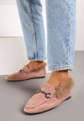 Jasnoróżowe Mokasyny na Płaskiej Podeszwie Ozdobione Klamrą i Futerkiem Sanindra. Czerwone mokasyny damskie Renee, z futra, eleganckie. Za 29.99 zł.