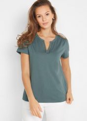 Bawełniany T-shirt z dekoracyjnym dekoltem. Zielone bluzki damskie bonprix, bez wzorów, z bawełny, bez kołnierzyka. Za 57.99 zł.