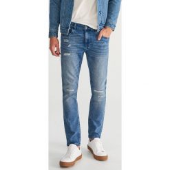 Jeansy slim fit - Niebieski. Niebieskie jeansy męskie Reserved. Za 129.99 zł.