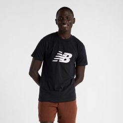 Koszulka męska New Balance MT43906BK – czarna. Czarne koszulki sportowe męskie New Balance, m, bez wzorów, z materiału, bez kołnierzyka, bez ramiączek. Za 129.99 zł.